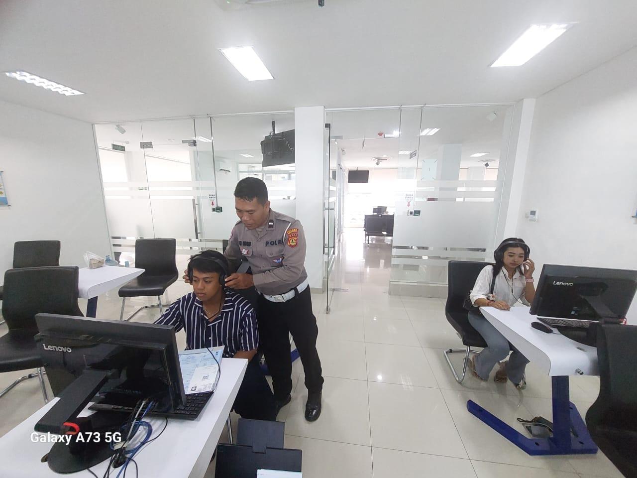 Personil Lantas Laksanakan Teori Avis Komputerisasi Bagi Pemohon SIM Baru