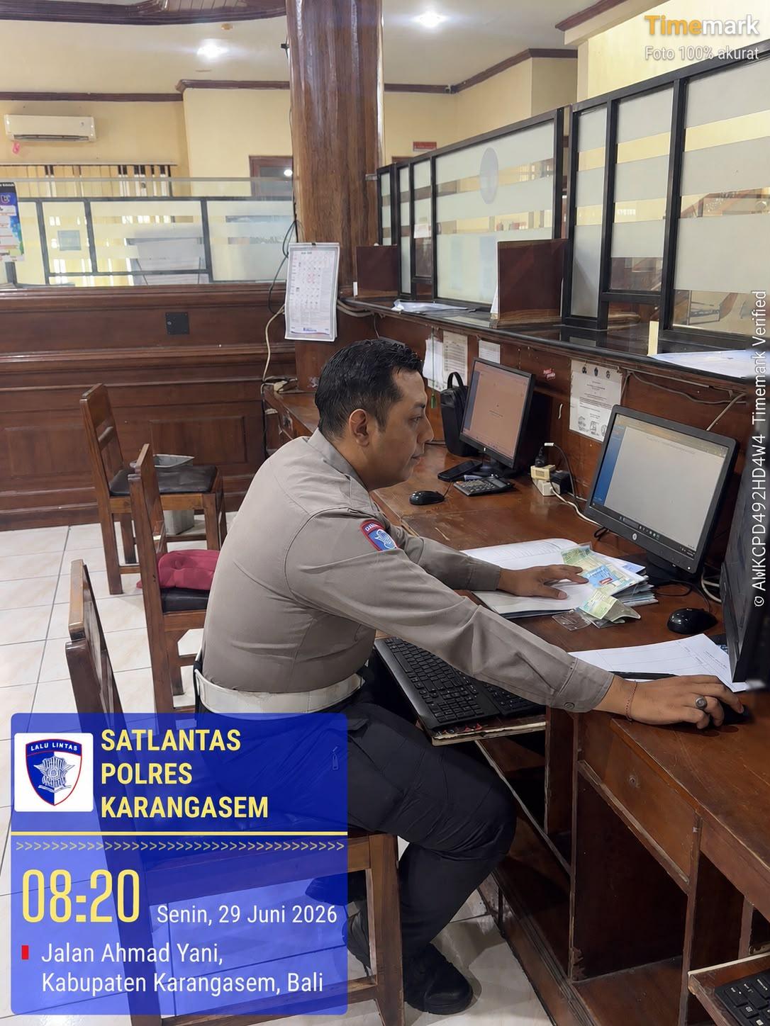 Sat Lantas Polres Karangasem Tingkatkan Pelayanan, Serahkan STNK Baru Secara Cepat dan Ramah