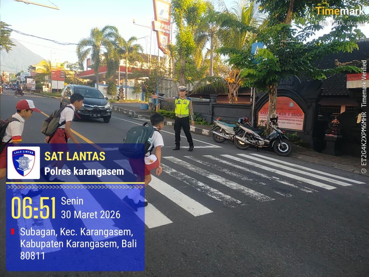 Polisi Sahabat Anak, Anggota Lantas Polres Karangasem Laksanakan Penyebrangan Pelajar SD Negeri 4 Subagan