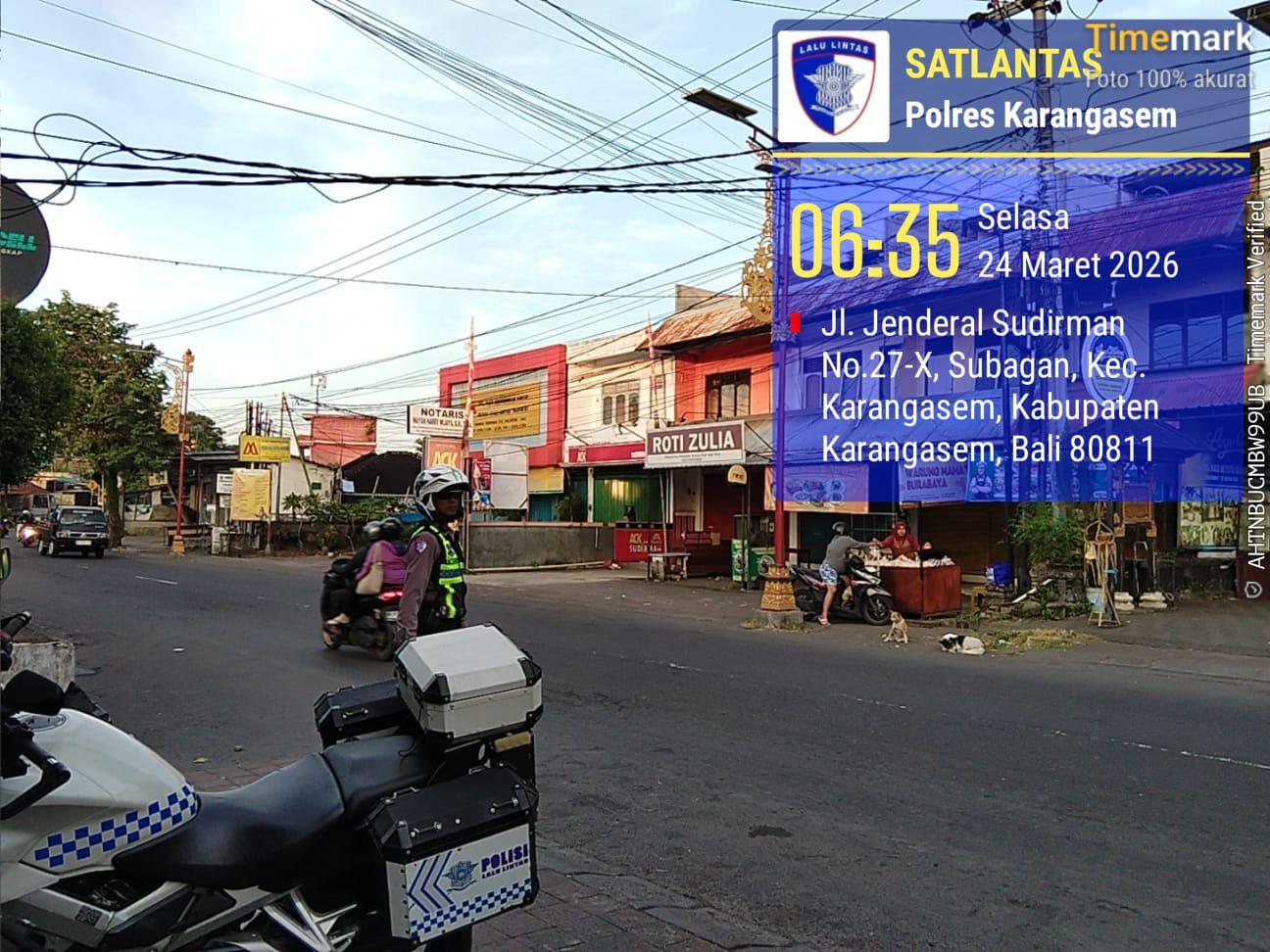 Personil Lantas Laksanakan Tugas Gatur Di BTN Taman Asri Karangasem Agar Arus Lalin Aman Lancar terkendali 