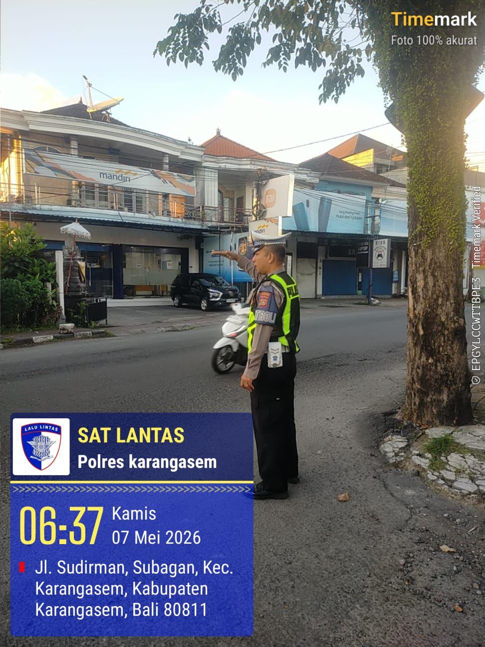 Pelayanan Prima Personil Lantas Dengan Melaksanakan Gatur Pagi Di Depan MAN Amlapura