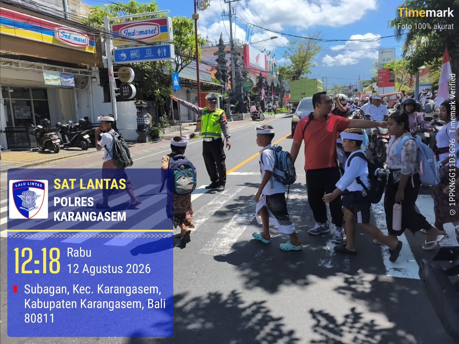 Laksanakan Penyebrangan Pelajar , Anggota Lantas Polres Karangasem  Atensi SD Negeri 4 Subagan