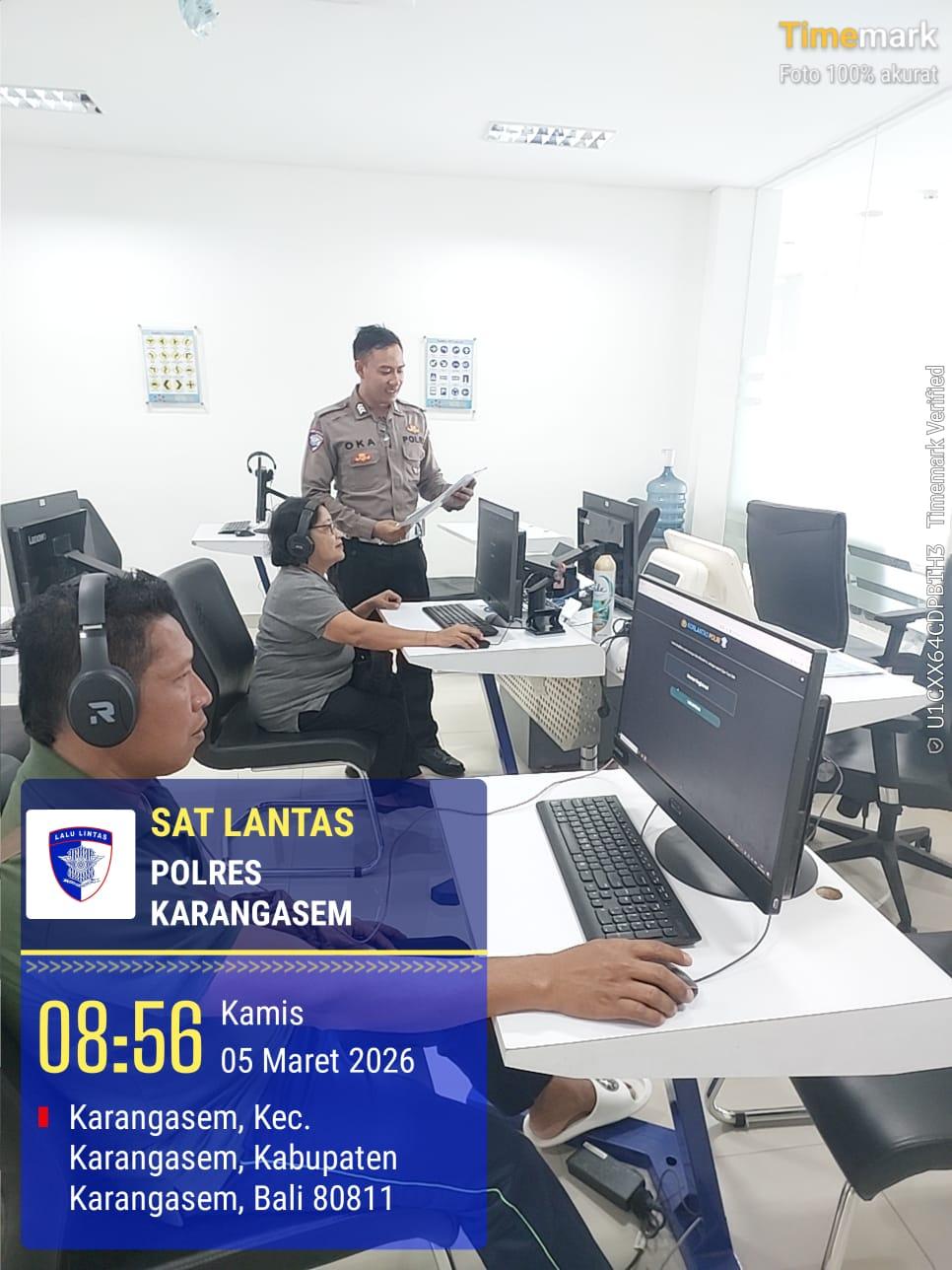 Personil Lantas Laksanakan Teori Avis Komputerisasi Bagi Pemohon SIM Baru