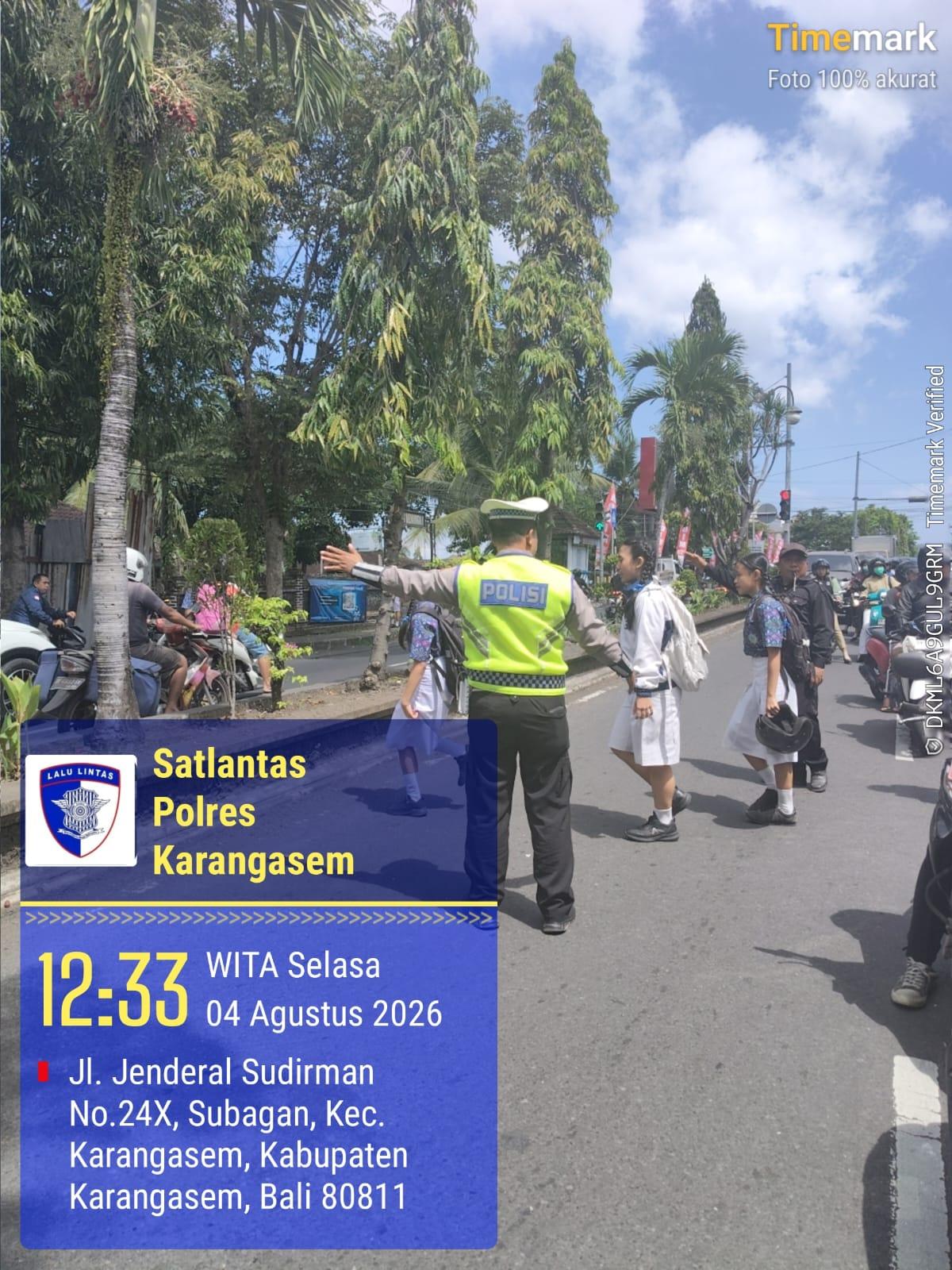 Anggota Lantas Polres Karangasem Laksanakan Penyebrangan Pelajar SMP N 2 Amlapura