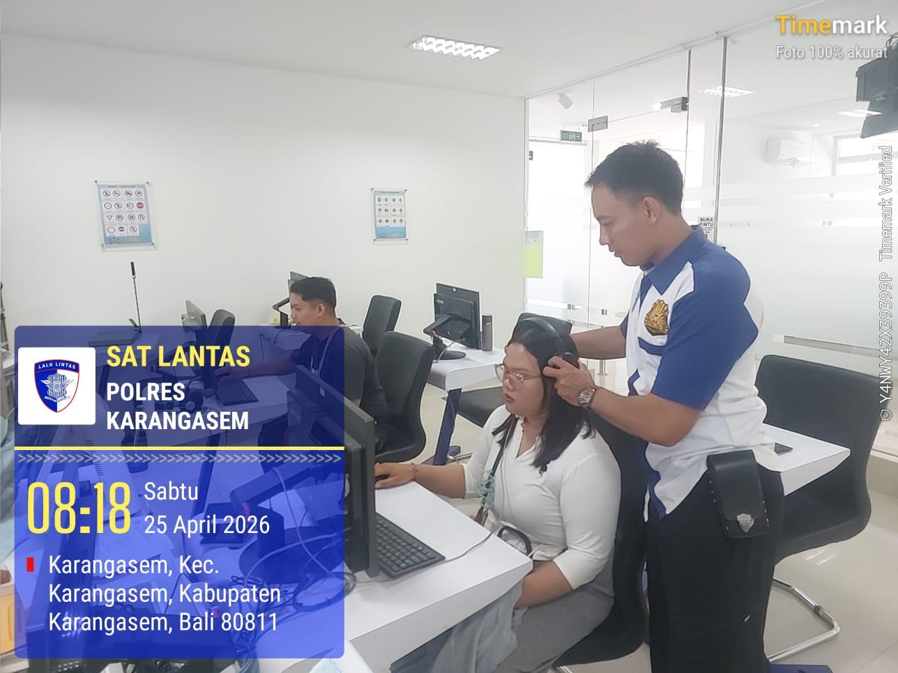 Personil Lantas Laksanakan Teori Avis Komputerisasi Bagi Pemohon SIM Baru