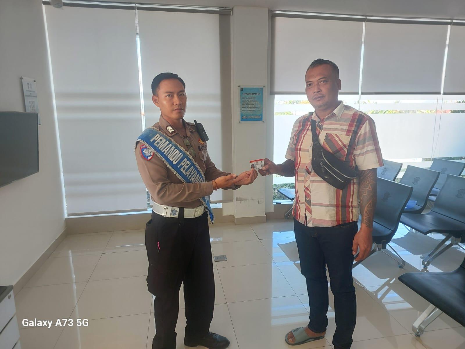 Penyerahan SIM terhadap pemohon SIM di Satpas Polres Karangasem