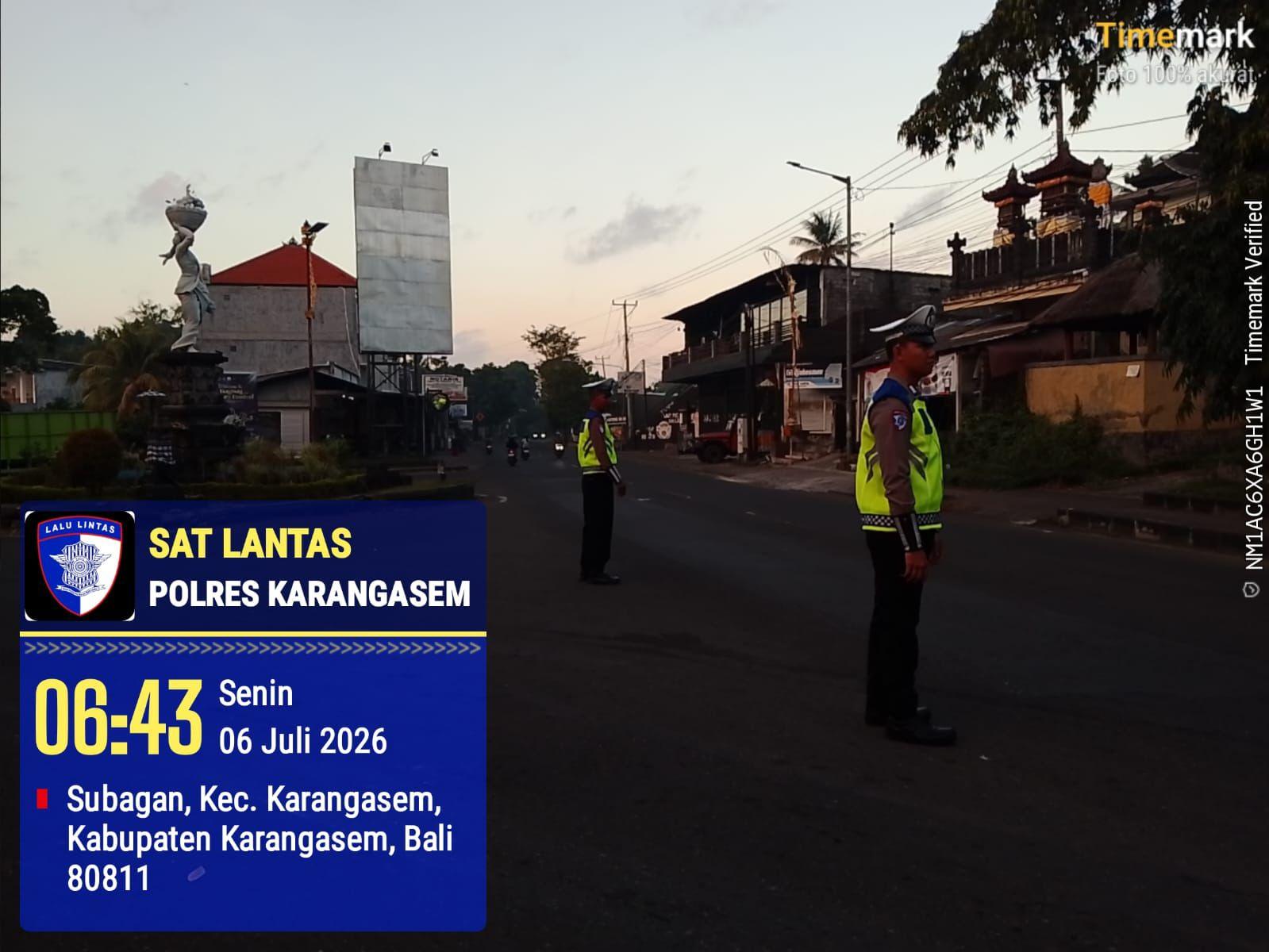 Unit Turjawali Sat Lantas melaksanakan Pengaturan dan Penjagaan di Pos 3 Patung Salak Jasri
