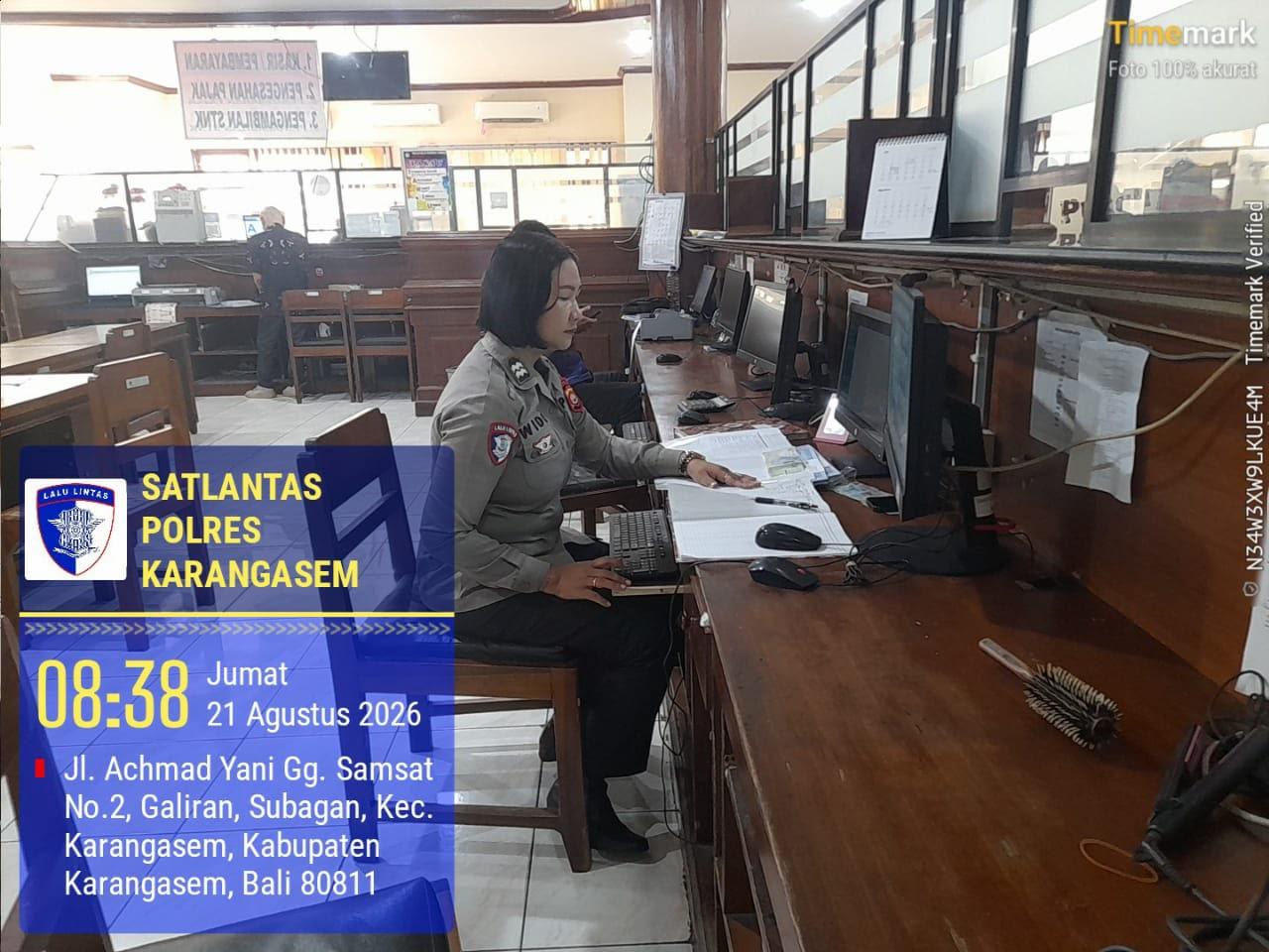 Sat Lantas Polres Karangasem Tingkatkan Pelayanan, Serahkan STNK Baru Secara Cepat dan Ramah