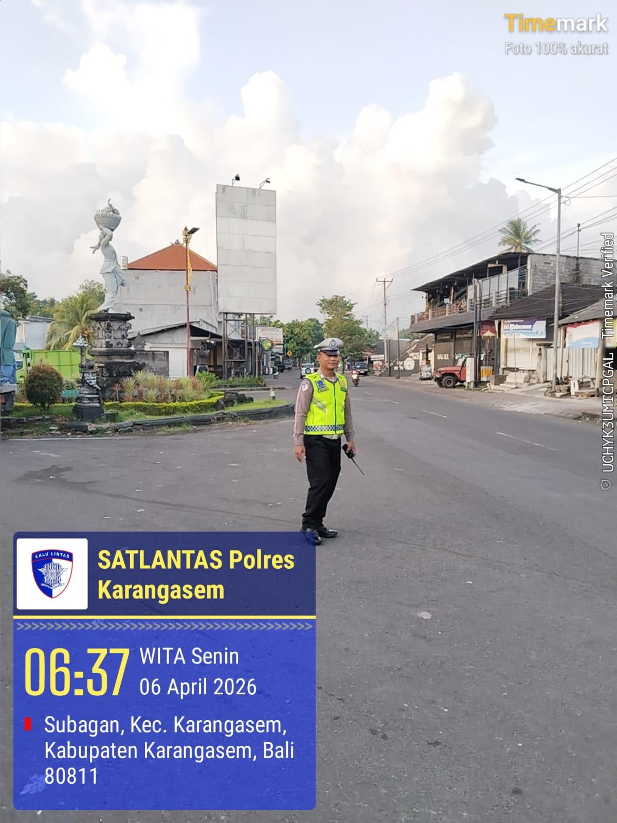 Unit Turjawali Sat Lantas melaksanakan Pengaturan dan Penjagaan di Pos 3 Patung Salak Jasri