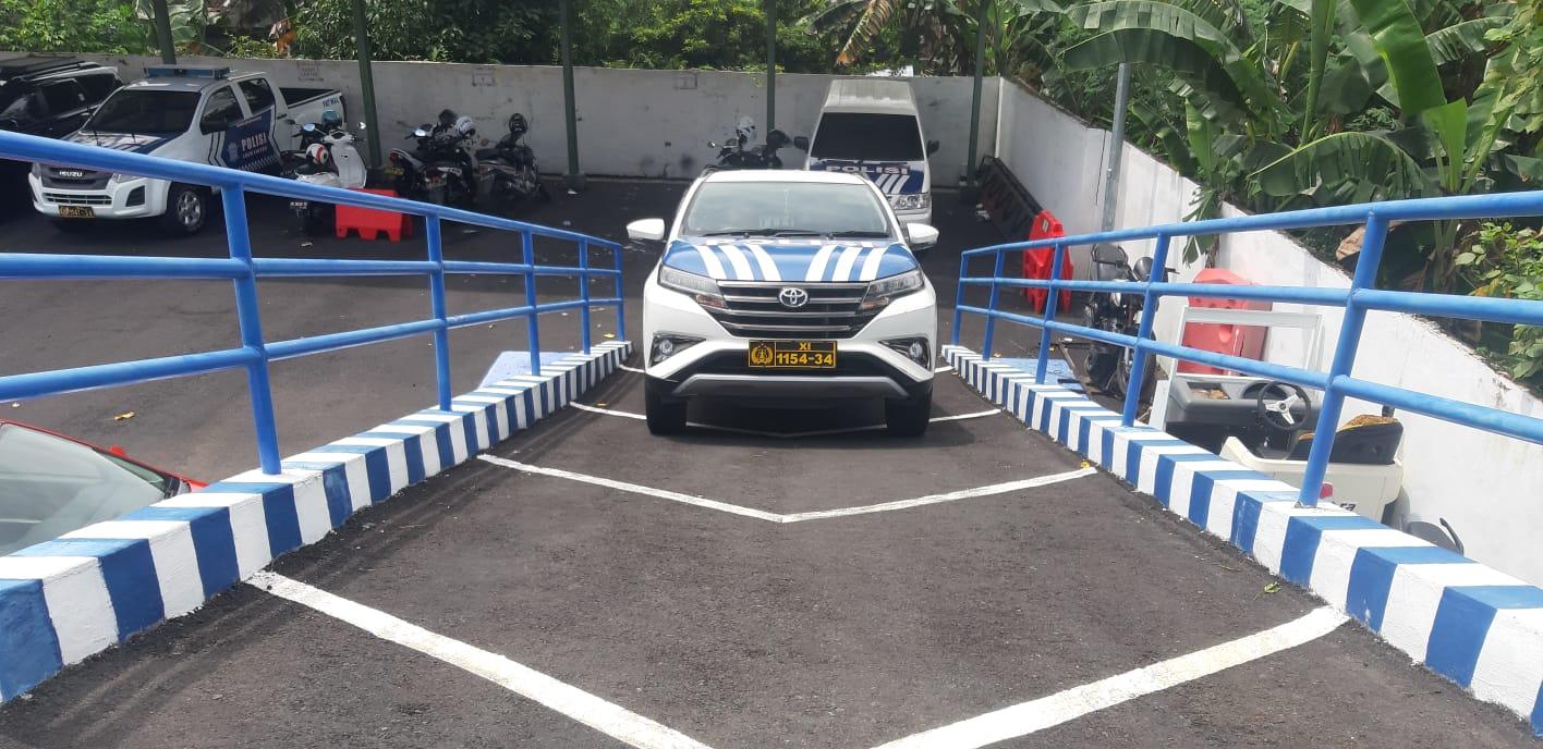 Personil Lantas Langsung Arahkan Dan Awasi Pelaksanaan Praktek Uji Kemahiran Mengemudi Bagi Pemohon SIM Baru