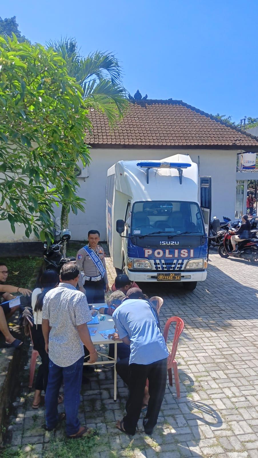Tedun Banjar Polres Karangasem Berikan Pelayanan SIM dan SAMSAT Keliling