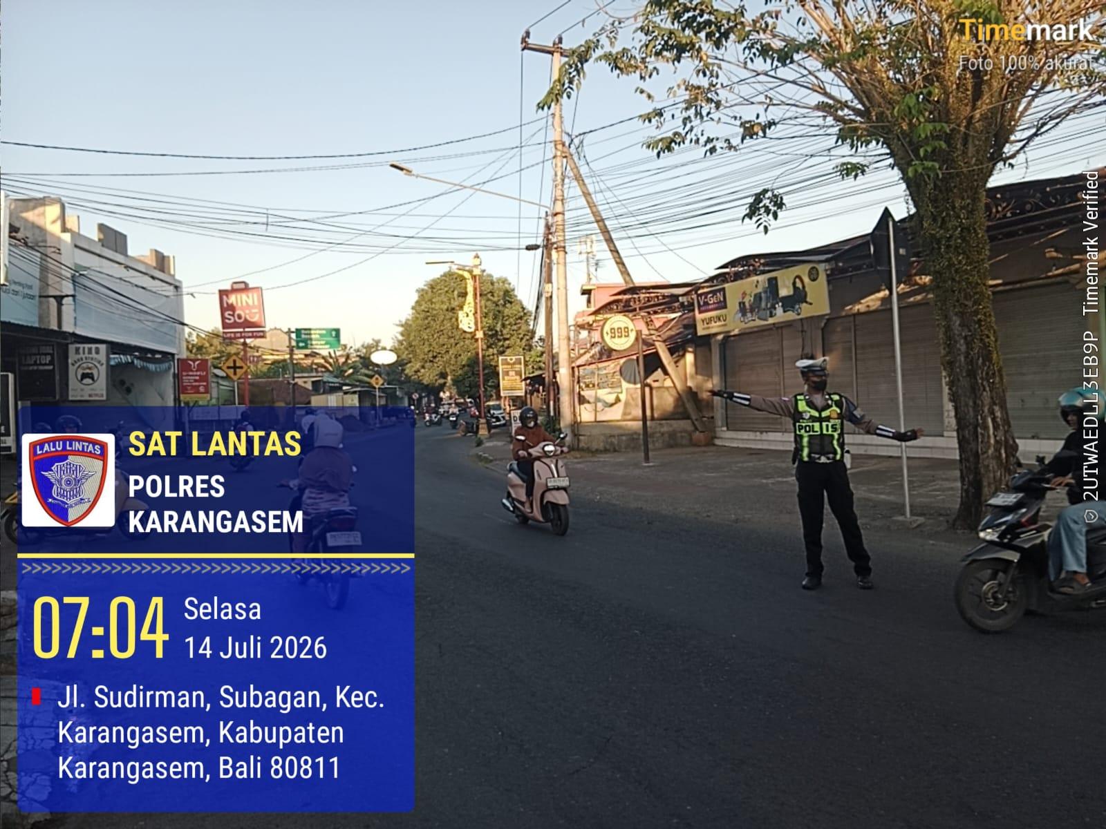 Anggota Lantas Polres Karangasem Laksanakan PH Pagi di MAN Amlapura