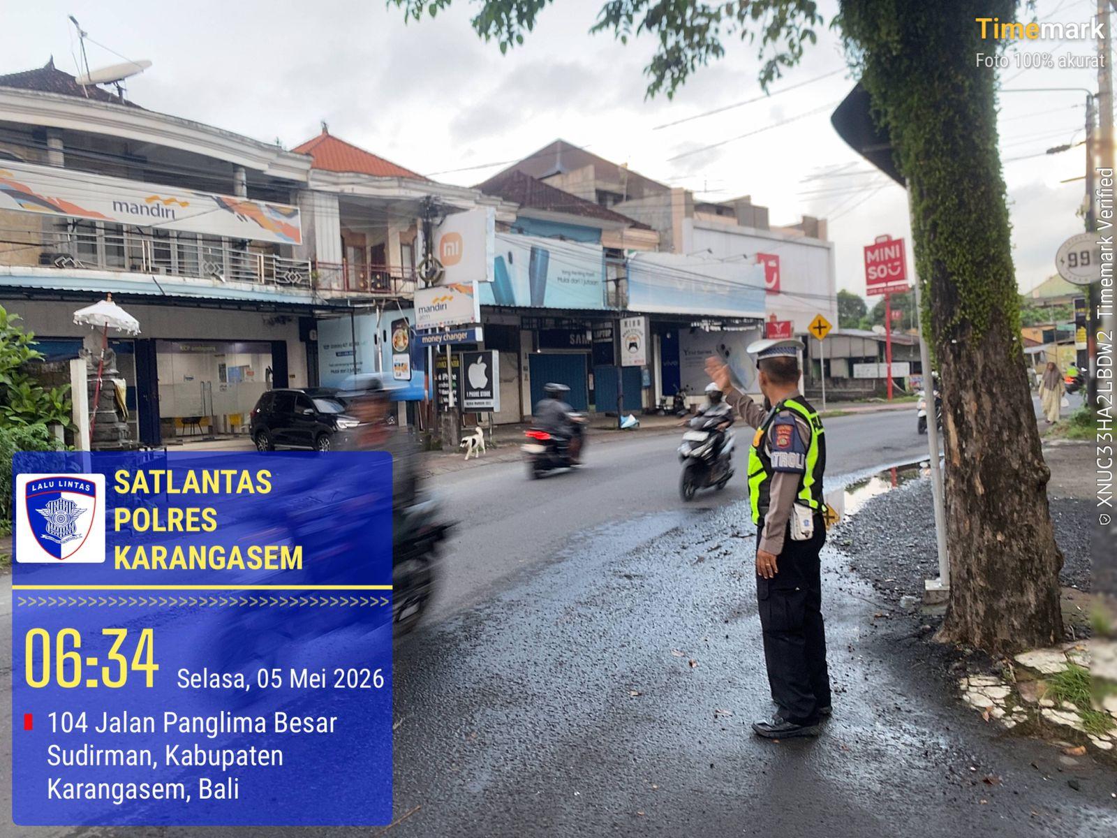 Pelayanan Prima Personil Lantas Dengan Melaksanakan Gatur Pagi Di Depan MAN Amlapura