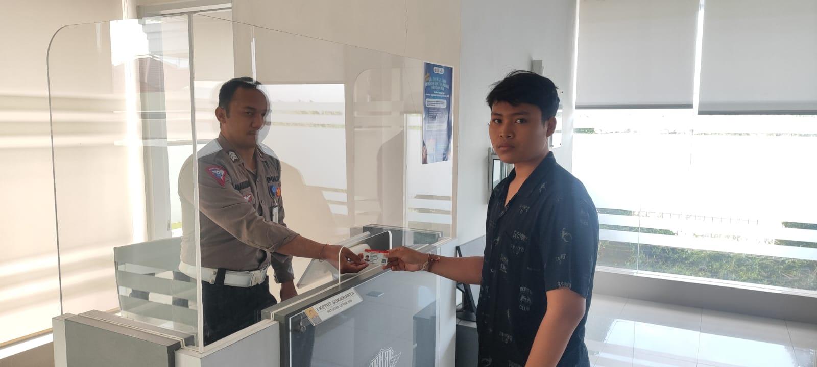 Penyerahan SIM terhadap pemohon SIM di Satpas Polres Karangasem