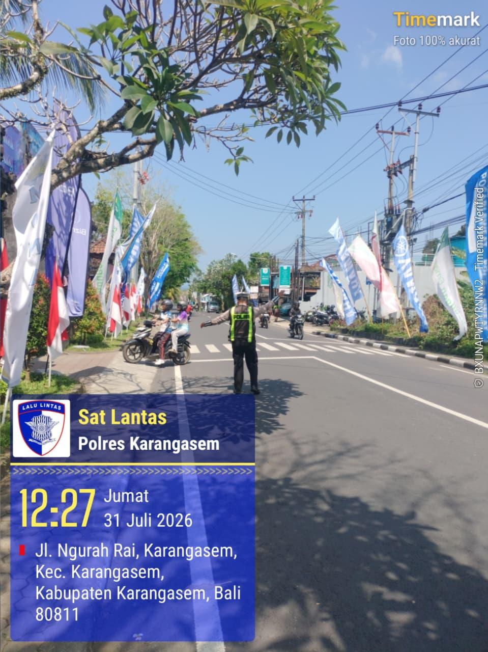 Tingkatkan Keselamatan Pelajar, Satlantas Polres Karangasem Rutin Sebrangkan Siswa SMA N 1 Amlapura