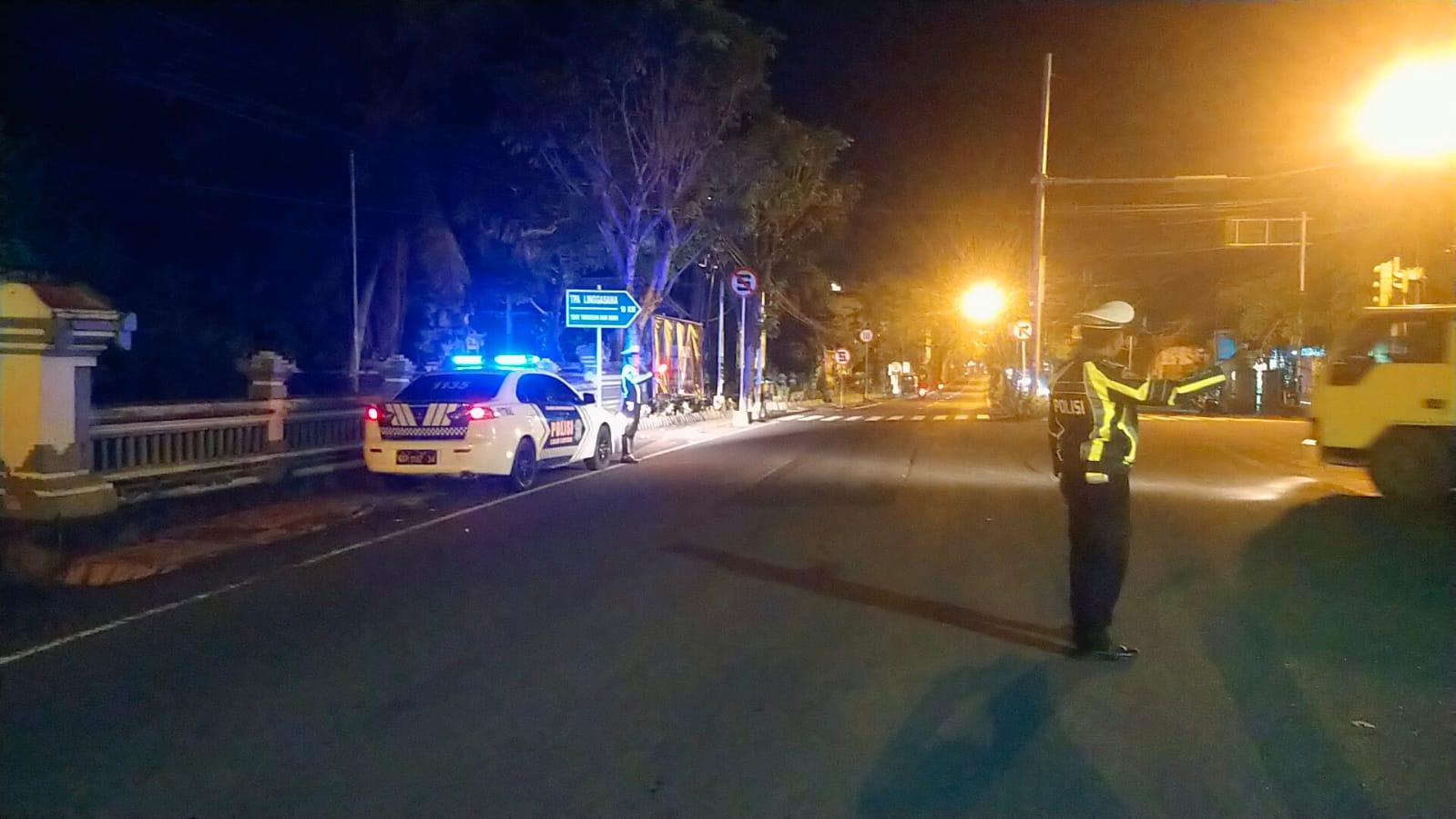 Satuan Lalulintas Polres Karangasem Melaksanakan Pengaturan Lalulintas Pada Malam hari