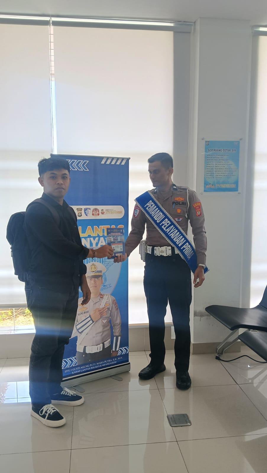 Penyerahan SIM terhadap pemohon SIM di Satpas Polres Karangasem