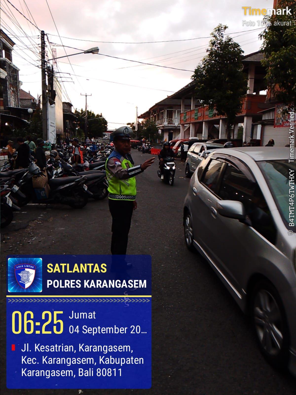 Pasar Timur Amlapura terpantau Landai Lancar dengan adanya Sat Lantas Polres Karangasem