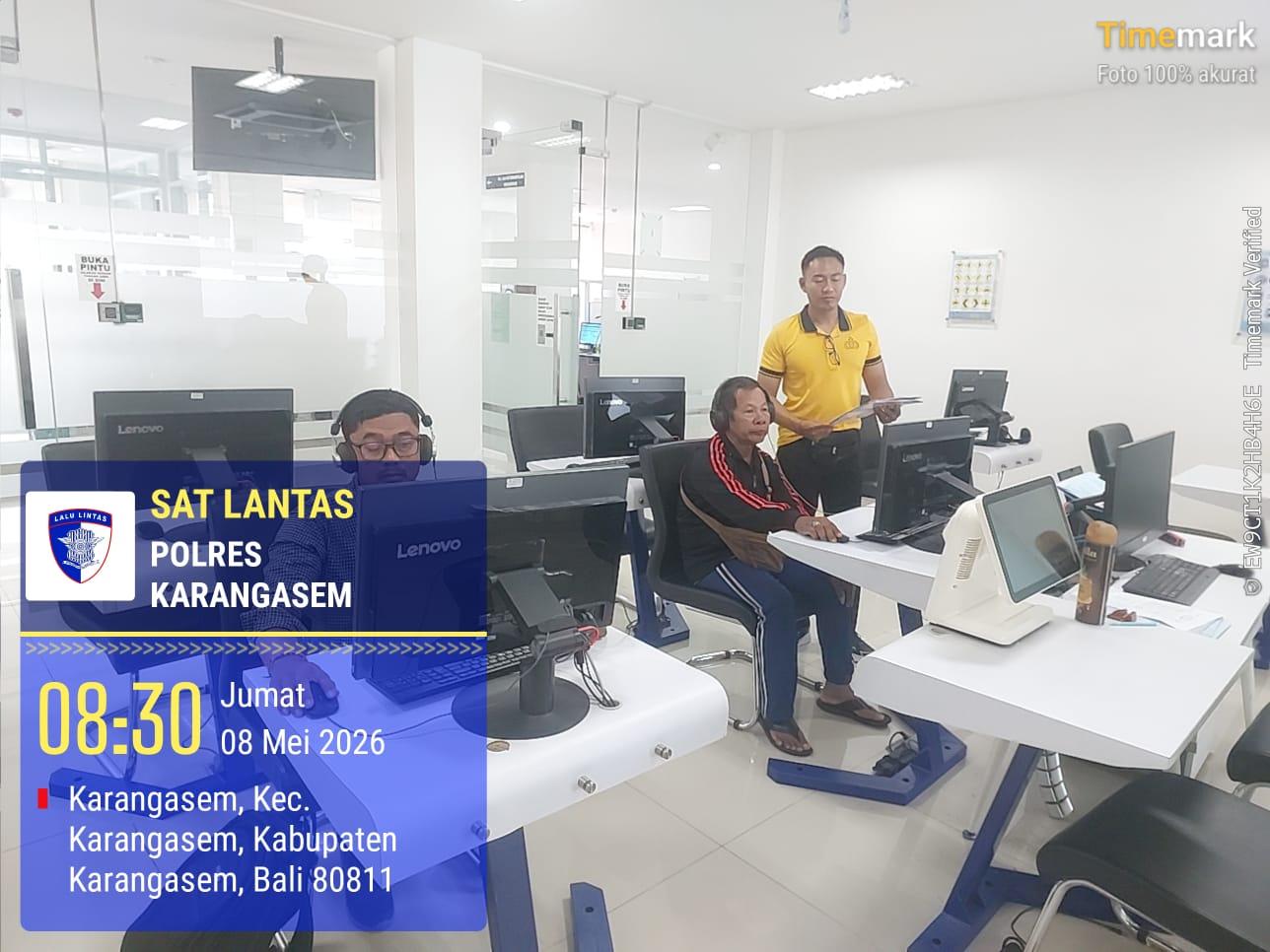 Personil Lantas Laksanakan Teori Avis Komputerisasi Bagi Pemohon SIM Baru