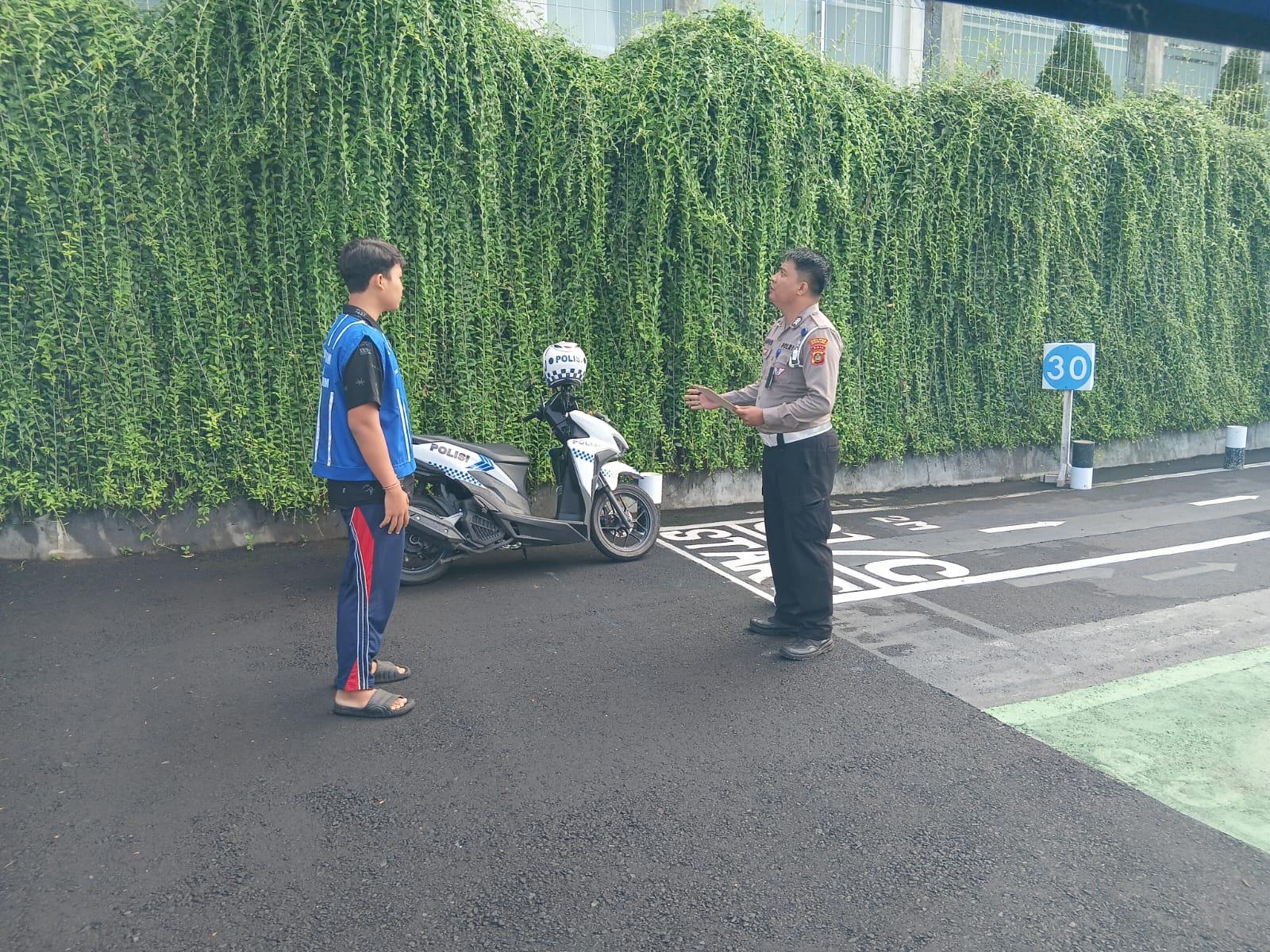 Pastikan Kelayakan dan Keselamatan Berkendara, Pemohon SIM Baru Jalani Uji Praktek di Polres Karangasem