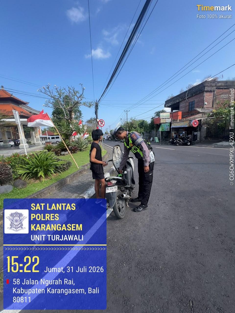 Tindak Tegas Pengendara Tanpa Helm, Unit Turjawali Berikan Tilang Manual