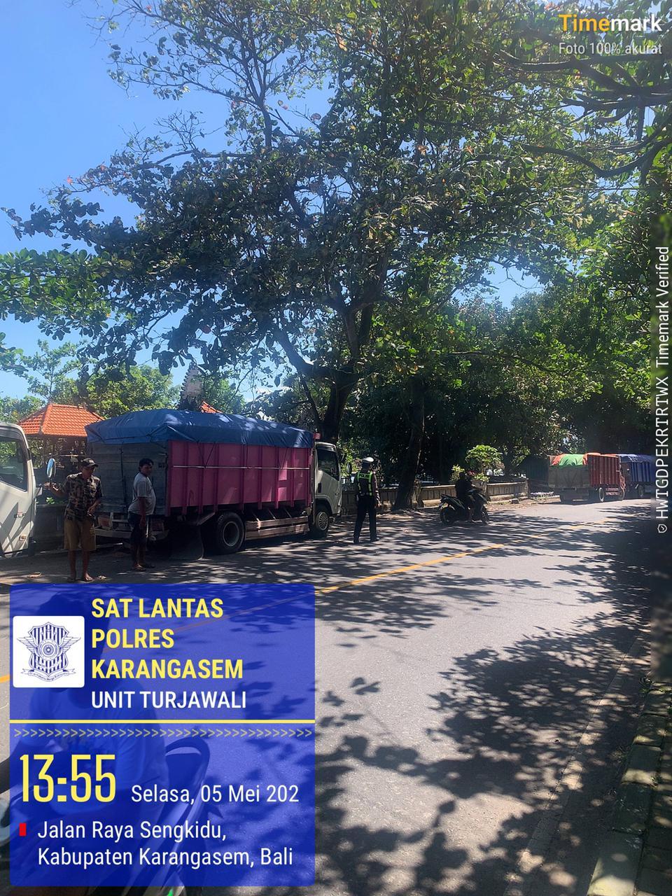 Satlantas Polres Karangasem Berikan Himbauan Parkir Truk di Obyek Wisata Candidasa