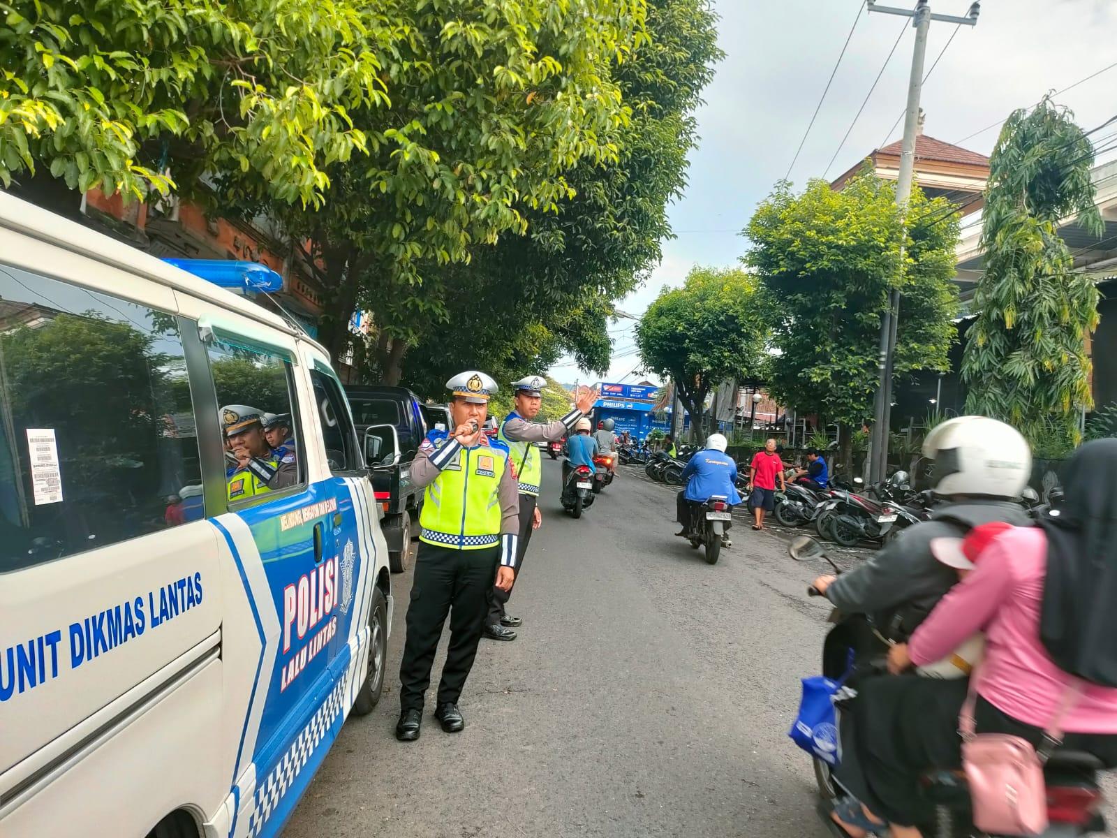 Anggota Kamsel Satuan Lalu Lintas Polres Karangasem Laksanakan Penerangan keliling di Pasar Timur Amlapura
