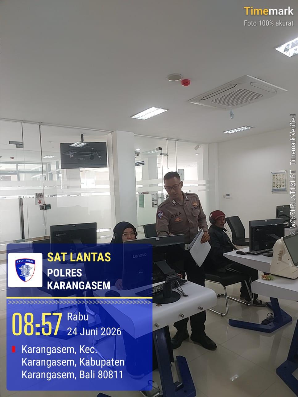 Personil Lantas Laksanakan Teori Avis Komputerisasi Bagi Pemohon SIM Baru