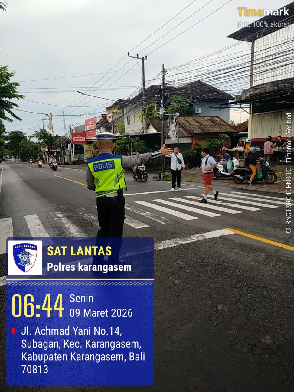 Polisi Sahabat Anak, Anggota Lantas Polres Karangasem Laksanakan Penyebrangan Pelajar SD Negeri 4 Subagan
