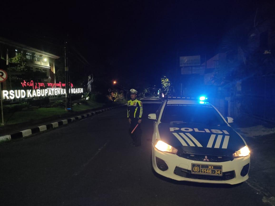 Demi Kelancaran Lalulintas, Unit Patroli Sat Lantas Melaksanakan Pengaturan di Malam Hari