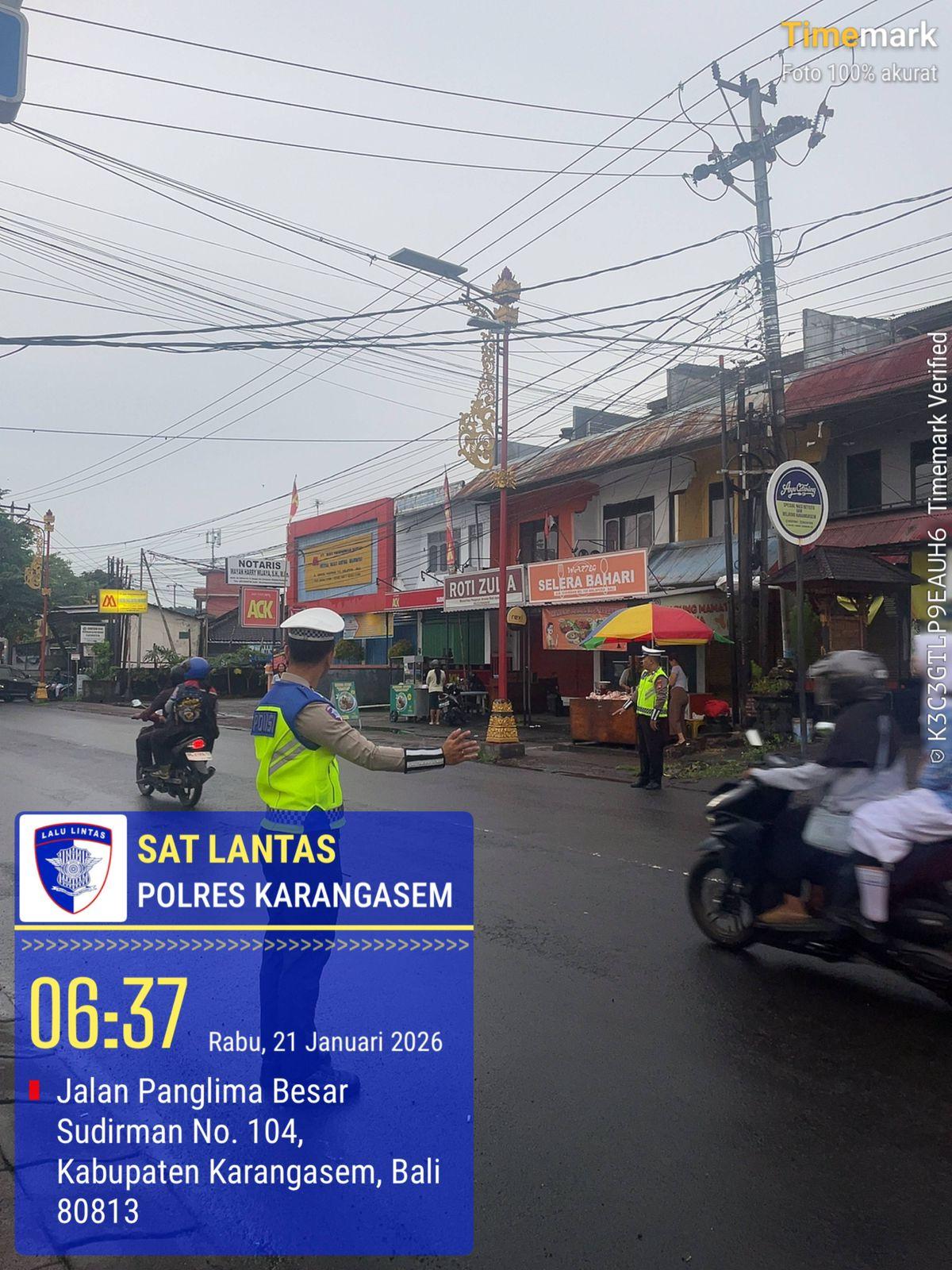 Anggota Lantas Polres Karangasem Laksanakan Gatur Pagi di Simpang Tiga BTN Taman Asri Karangasem