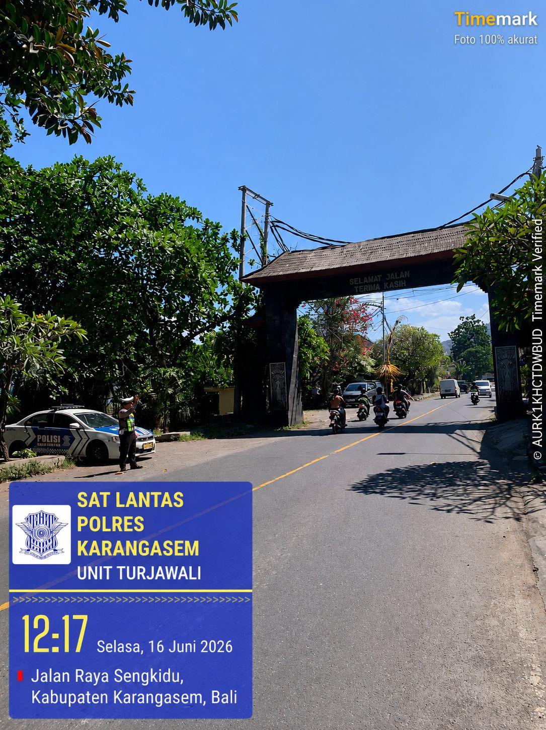 Antisipasi Truk Parkir di Badan Jalan, Satlantas Polres Karangasem Laksanakan Pengaturan Penjagaan di Obyek Wisata Candidasa