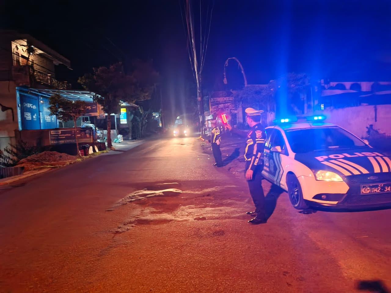 Satuan Lalulintas Polres Karangasem Melaksanakan Pengaturan Lalulintas Pada Malam hari