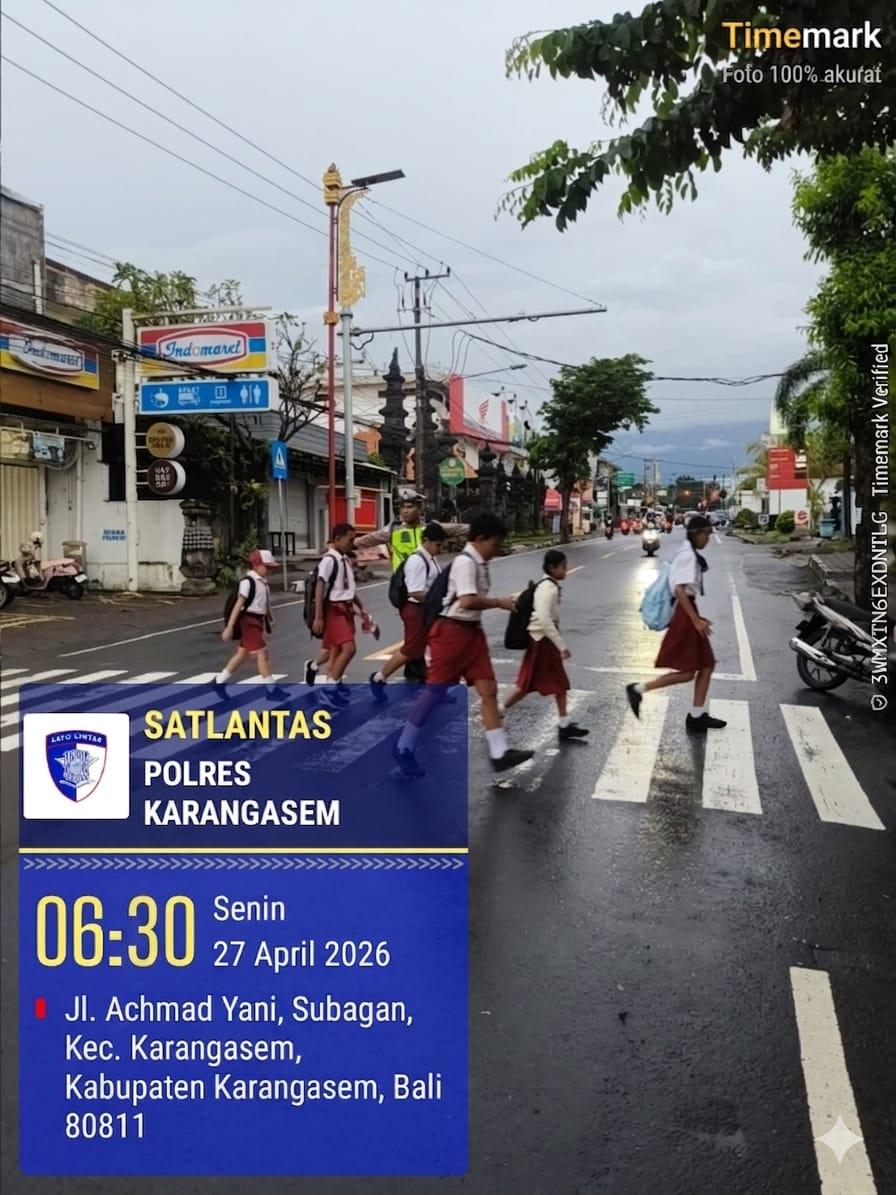 Polisi Sahabat Anak, Anggota Lantas Polres Karangasem Laksanakan Penyebrangan Pelajar SD Negeri 4 Subagan