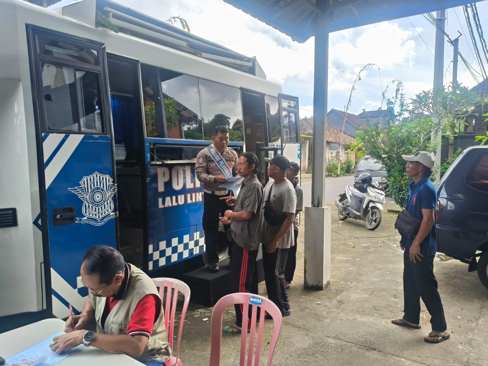 Tedun Banjar Polres Karangasem Berikan Pelayanan SIM dan SAMSAT Keliling