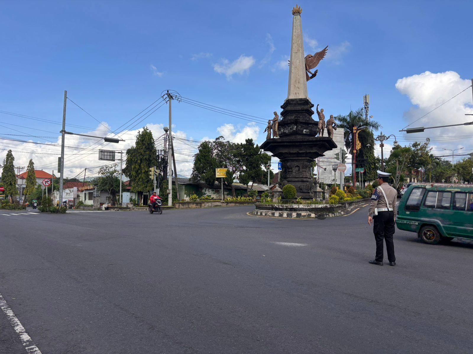 Agar Terciptanya Kelancaran Lalu Lintas Personil Lantas Melaksanakan Penjagaaan Dan Pengaturan di Ktl 2