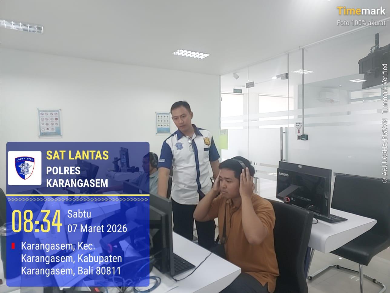 Personil Lantas Laksanakan Teori Avis Komputerisasi Bagi Pemohon SIM Baru