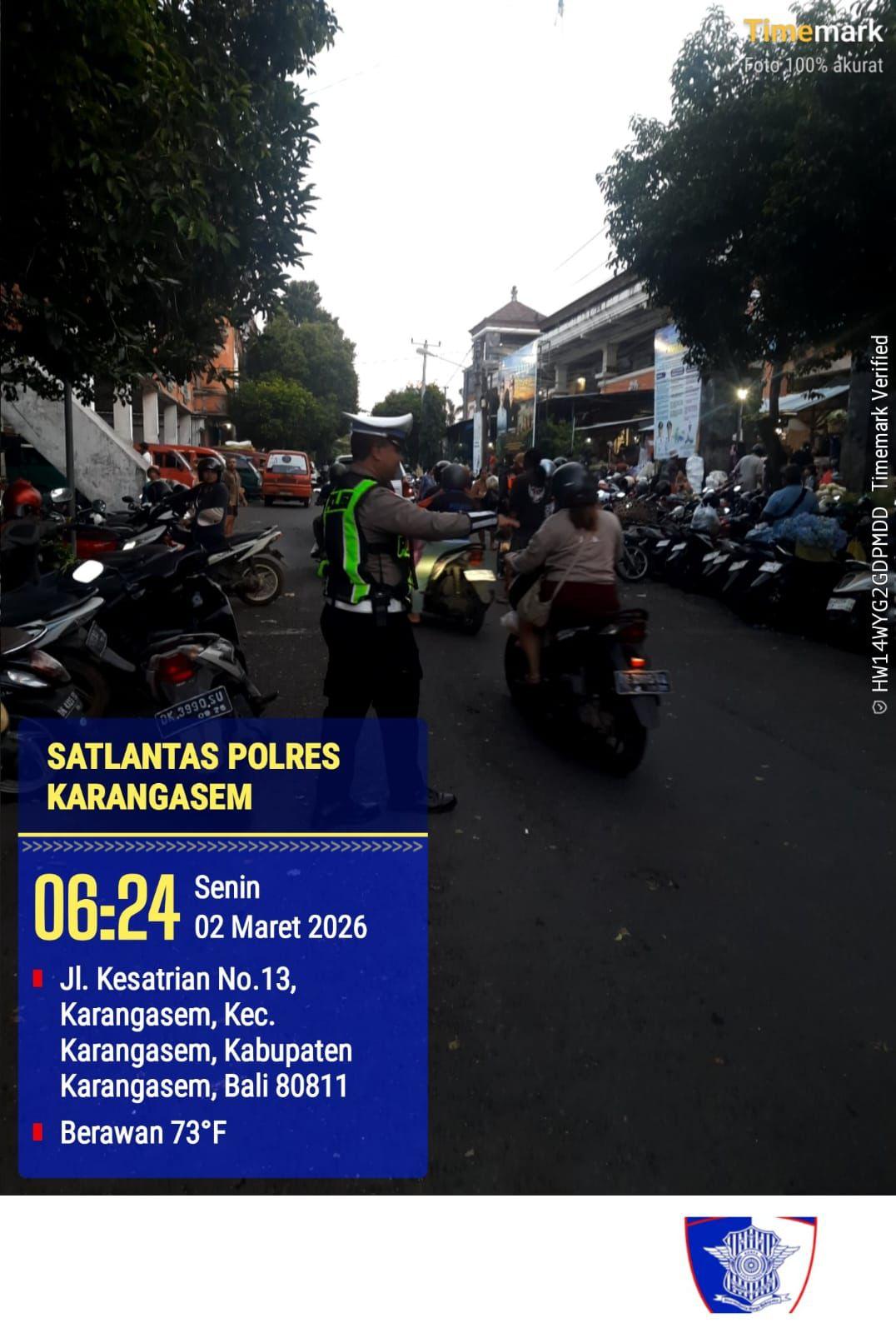 Pasar Timur Amlapura terpantau Landai Lancar dengan adanya Sat Lantas Polres Karangasem