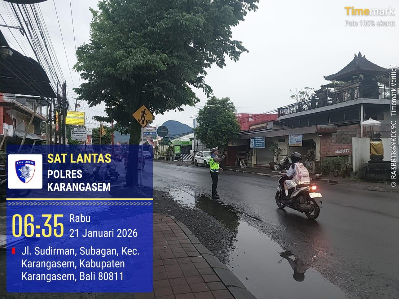 Pelayanan Prima Personil Lantas Dengan Melaksanakan Gatur Pagi Di Depan MAN Amlapura