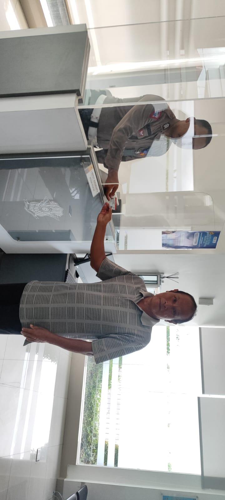 Penyerahan SIM terhadap pemohon SIM di Satpas Polres Karangasem