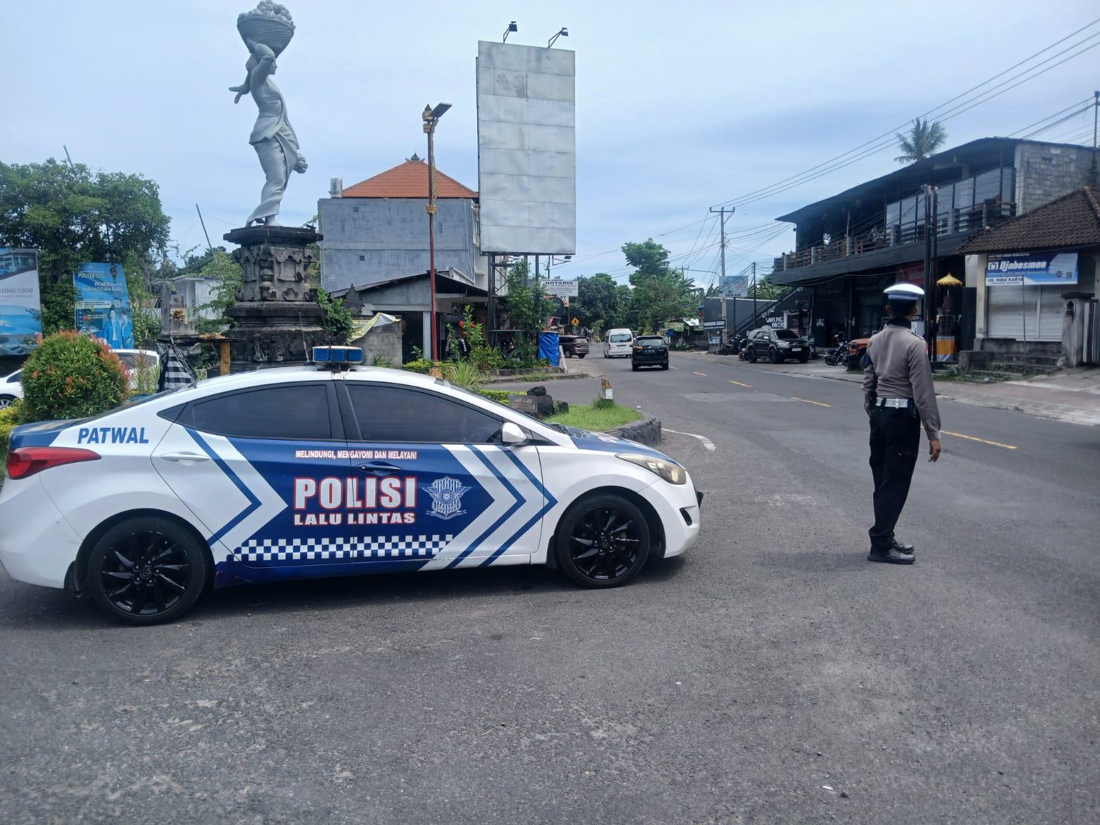 Unit Turjawali Sat Lantas melaksanakan Pengaturan dan Penjagaan di Pos 3 Patung Salak Jasri