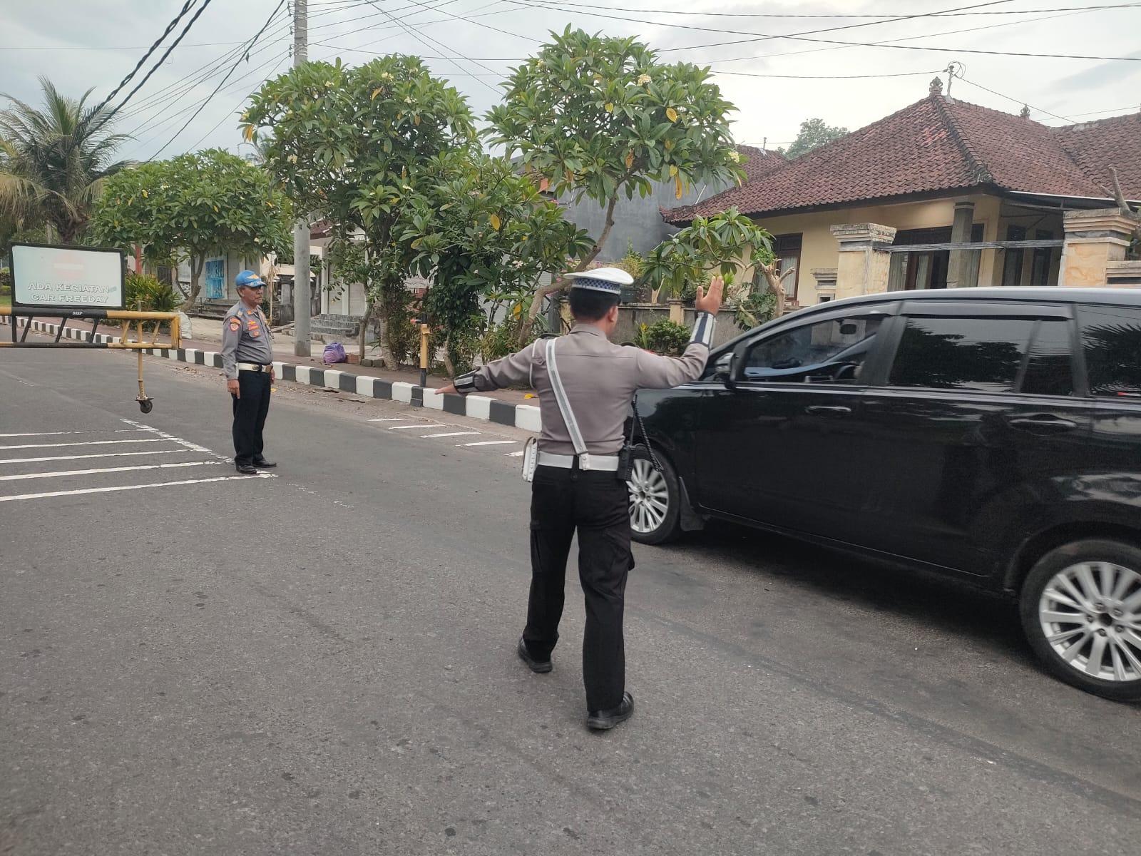 Sat Lantas Polres Karangasem Amankan Jalur Car Free Day di Jalan Veteran