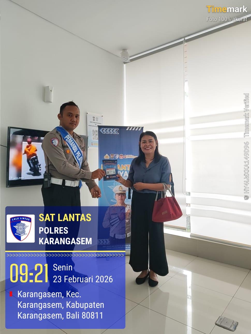 Penyerahan SIM terhadap pemohon SIM di Satpas Polres Karangasem