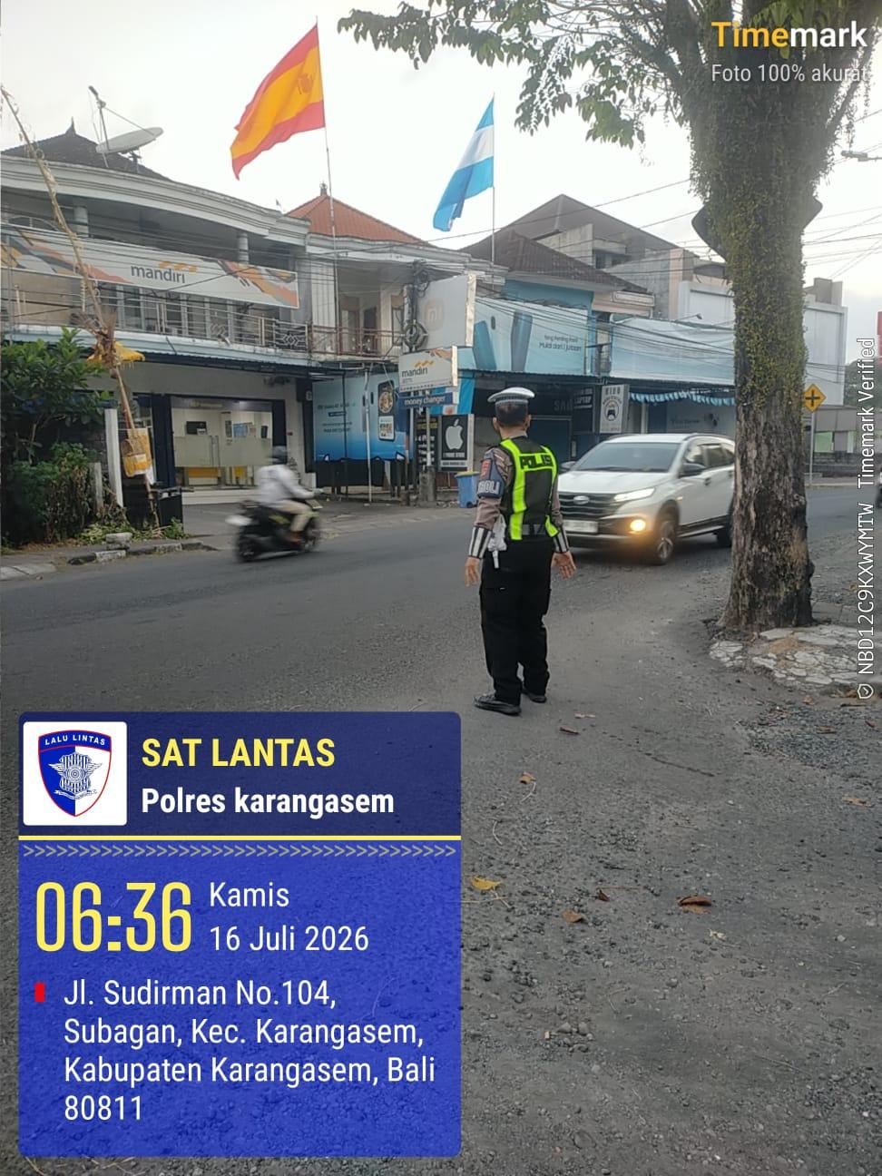 Pelayanan Prima Personil Lantas Dengan Melaksanakan Gatur Pagi di Depan MAN Amlapura