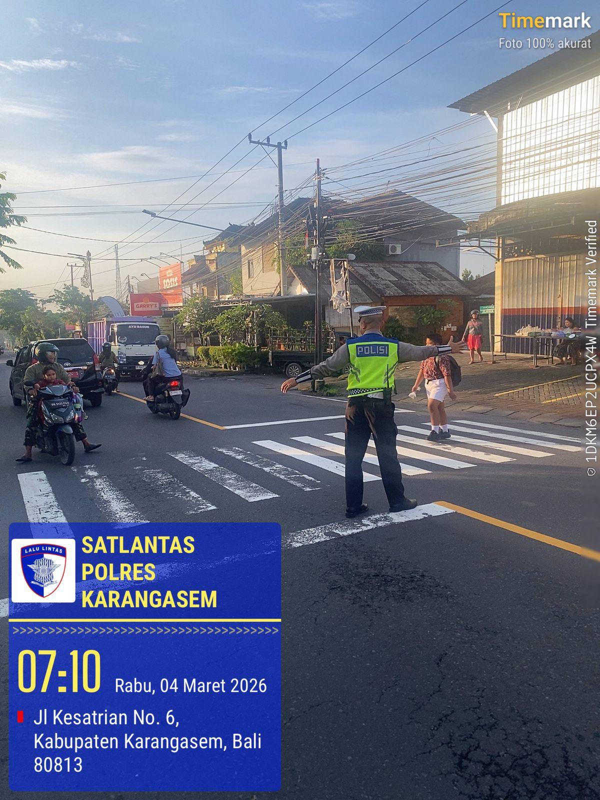 Polisi Sahabat Anak, Anggota Lantas Polres Karangasem Laksanakan Penyebrangan Pelajar SD Negeri 4 Subagan