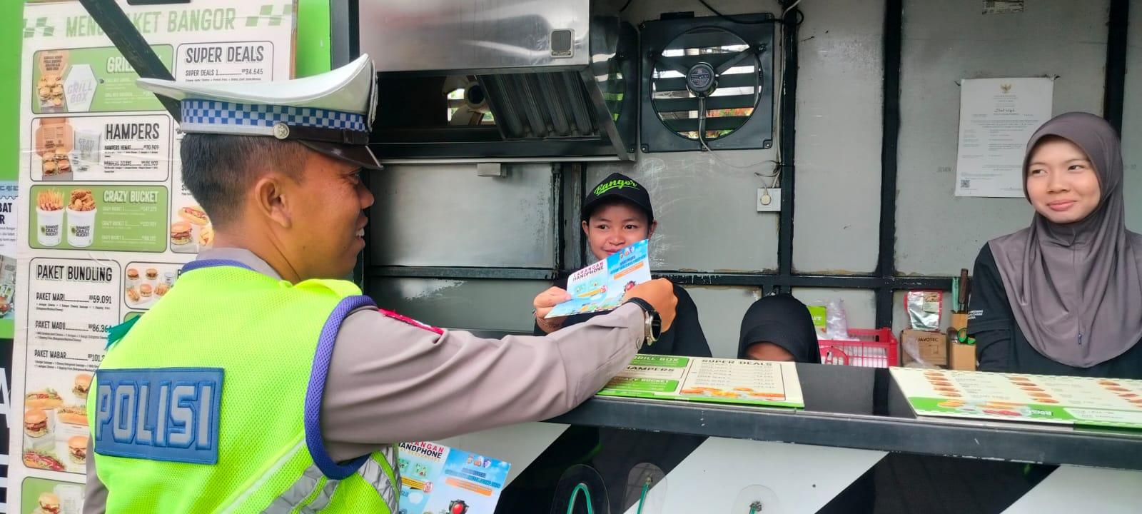 Ops Keselamatan Agung 2026, Satlantas Polres Karangasem Bagikan Brosur keselamatan Berlalulintas