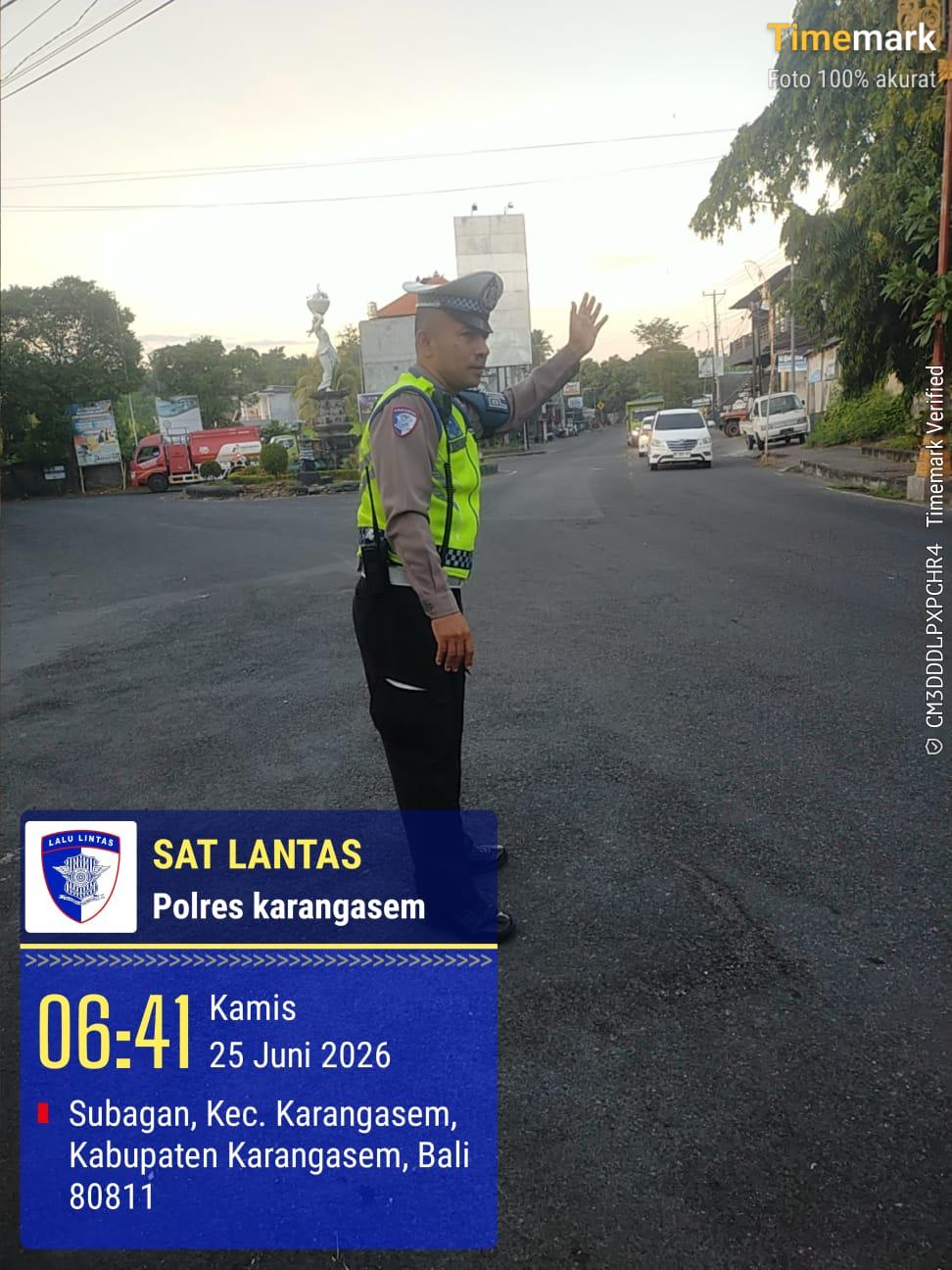 Unit Turjawali Sat Lantas melaksanakan Pengaturan dan Penjagaan di Pos 3 Patung Salak Jasri