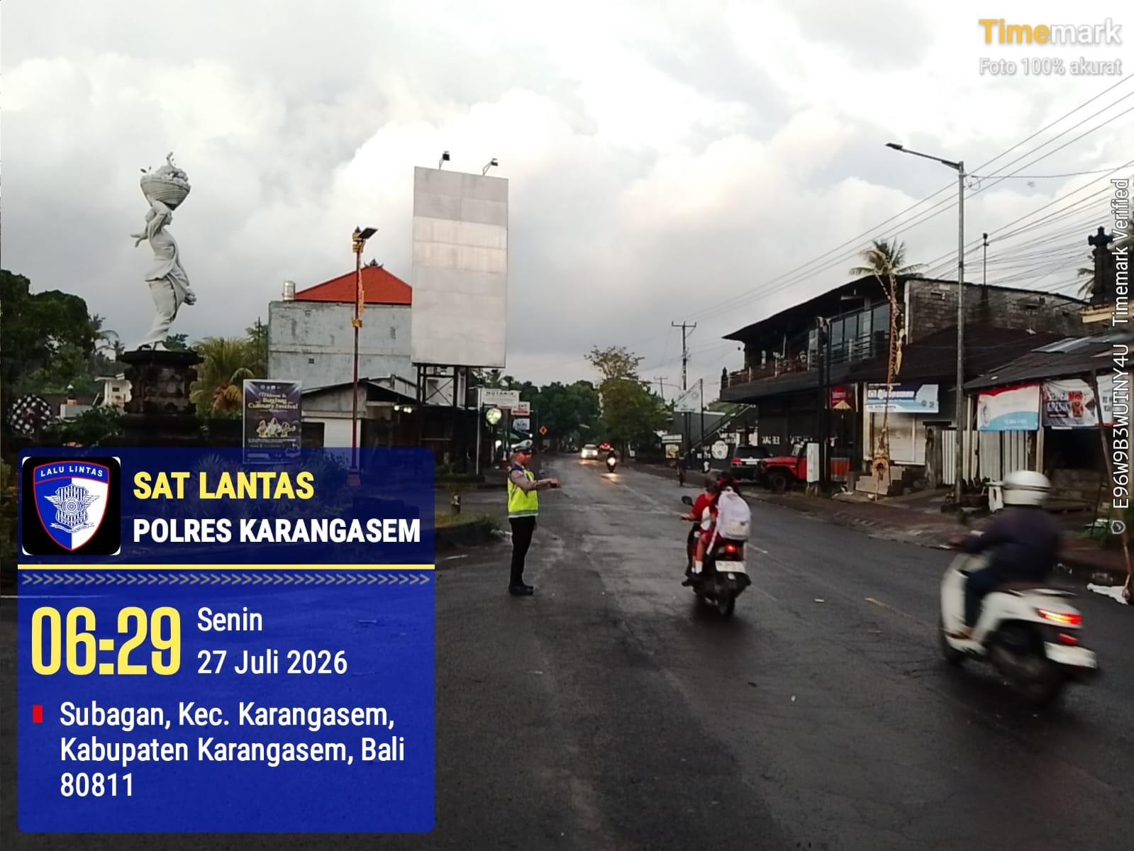 Unit Turjawali Sat Lantas melaksanakan Pengaturan dan Penjagaan di Pos 3 Patung Salak Jasri