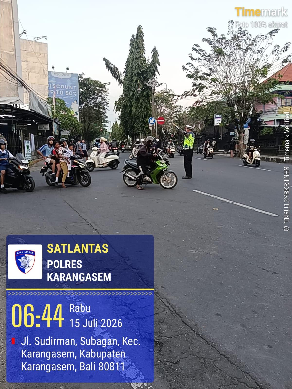 Personel Sat Lantas Polres Karangasem mengintensifkan penjagaan dan pengaturan arus lalu lintas di Simpang 3 Pesagi