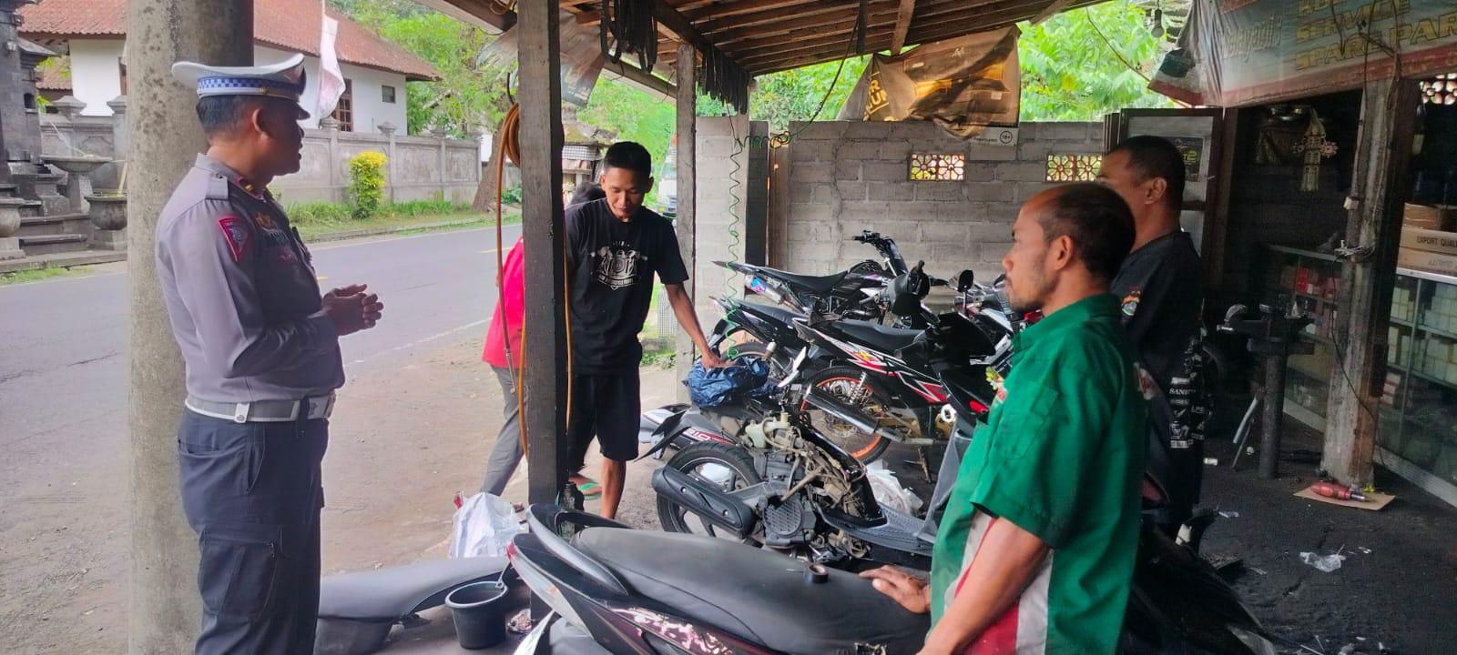 Satlantas Polres Karangasem Berikan Himbauan Parkir Truk di Obyek Wisata Candidasa